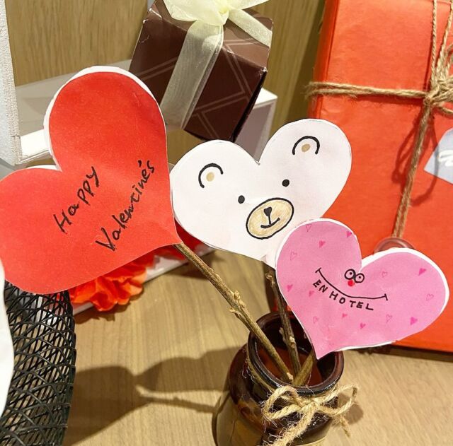 皆様おはようございます！
EN HOTEL Iseでございます。

🎁🍫Happy Valentine🍫🎁

もうすぐバレンタインということで、
EN HOTEL Iseもバレンタイン飾りで
お客様をお迎えしております🫶

皆様のご予約お待ちしております🎶

-————————
#enhotelise
#en_journey
#enhotel #enise #newopen#newhotel#newopening#haveanicestay
#伊勢#三重#伊勢志摩#伊勢神宮 #ise#伊勢ホテル
#バレンタイン #バレンタイン飾り #happyvalentinesday #旅行好きな人と繋がりたい #ひとりっぷ#ビジネストリップ#一人旅#恋人旅行#家族旅行#enjoy#instagood #instalike #instalife #リブランドオープン
-————————