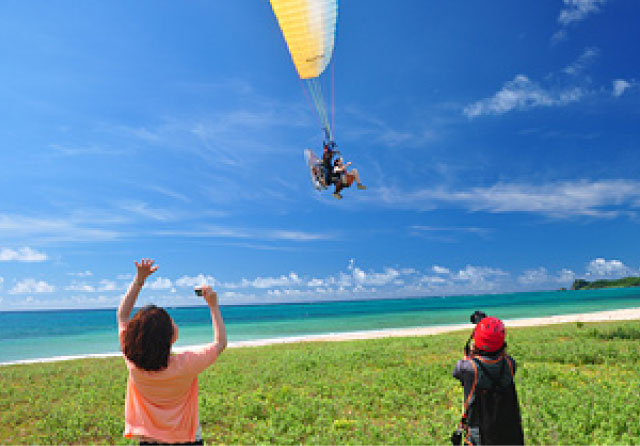 石垣島で体験できるパラグライダー遊覧！！